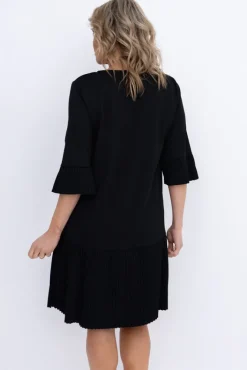 Włoski Czarna Sukienka z plisowaną falbaną SENORI